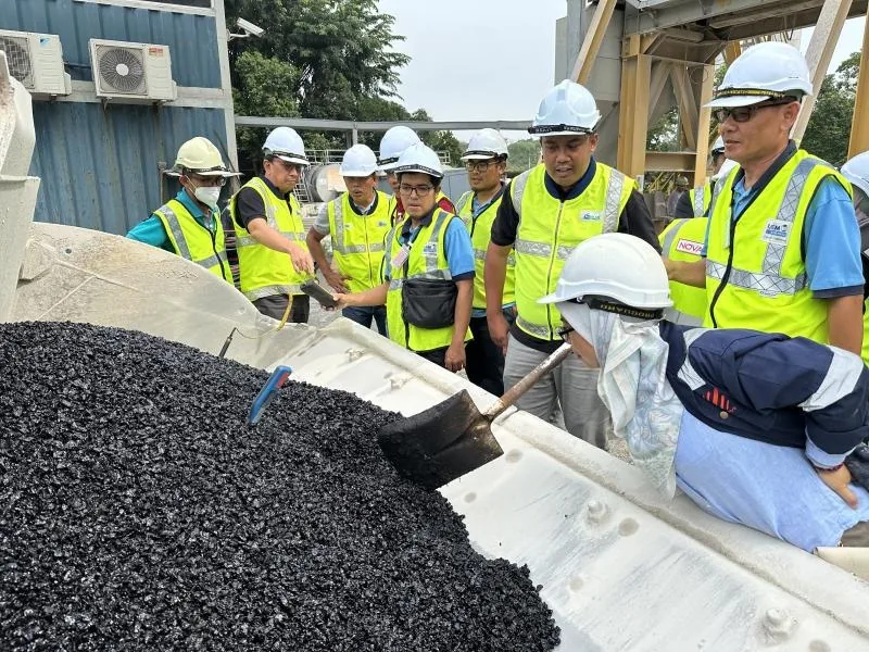 Crew laying fibre mastic asphalt