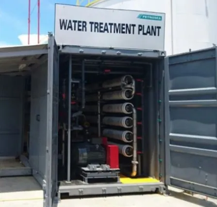 Containerised water treatment plant with its membrane vessels open